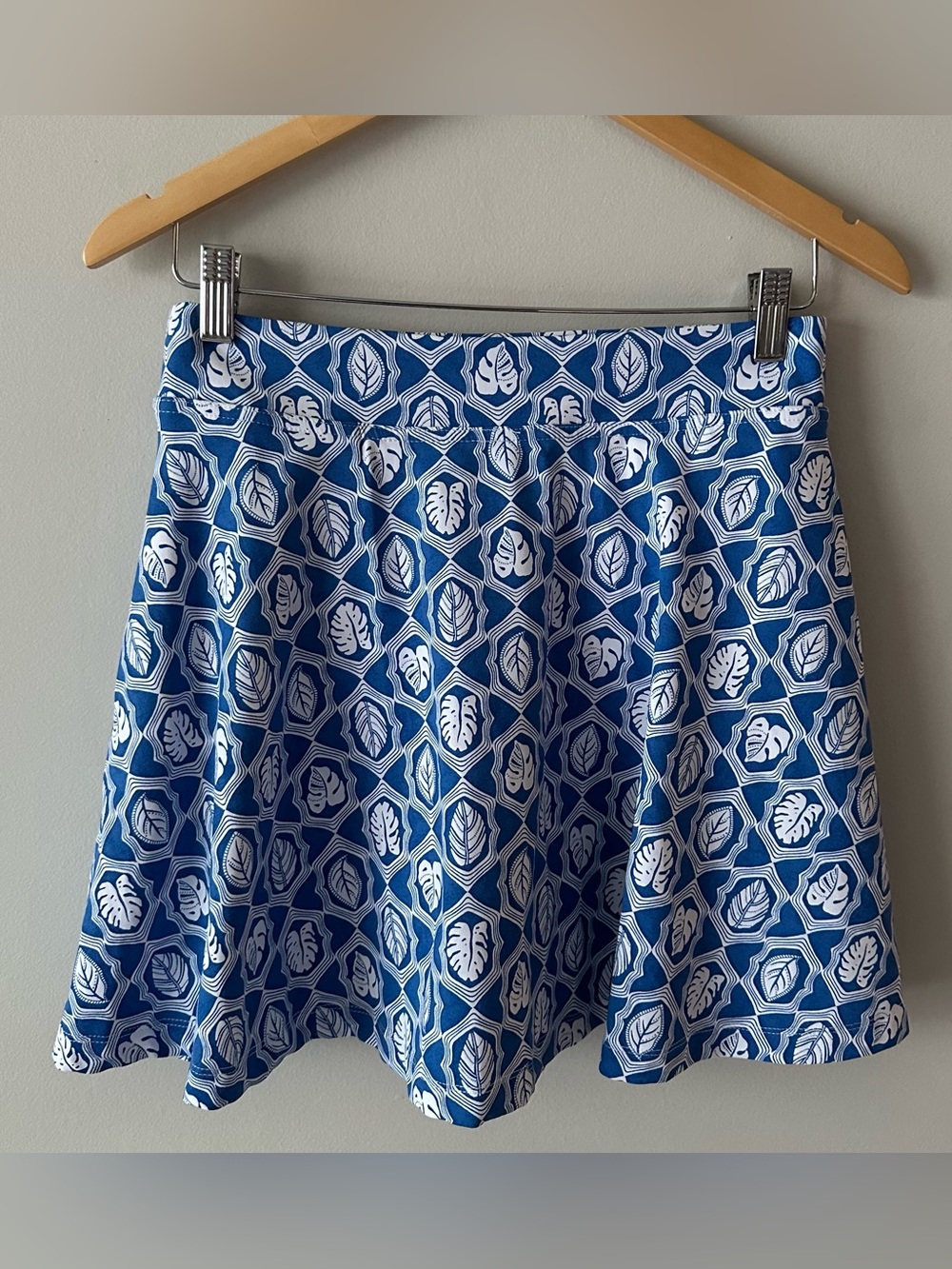NWT J. McLaughlin women’s XS fernwood skort blue/white lahara leaves